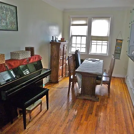 Astoria Queens Town House Holiday home *
