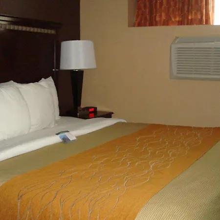 Travelodge By Wyndham Queens Hotel