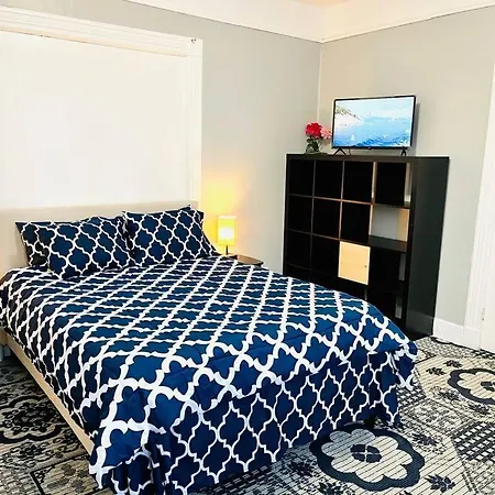 3 Bedrooms 2 Stops To Manhattan Apartment