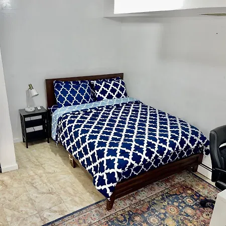 Apartment 2 Bedrooms Lr Kit Bath And Backyard 2 Stops To Manhattan *