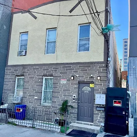 3 Bedrooms 2 Stops To Manhattan * New York