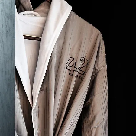 42 Williamsburg 4*