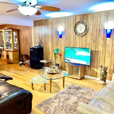 Lga Airport 3 Mins, Vacation 3 Bedroom Duplex House, Parking And Private Backyard, 9mins Subway! * New York