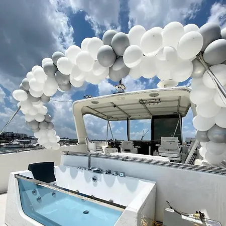 Botel Oceanfront 3-decks @ Yacht New York
