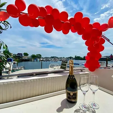 Oceanfront 3-decks @ Yacht Botel *