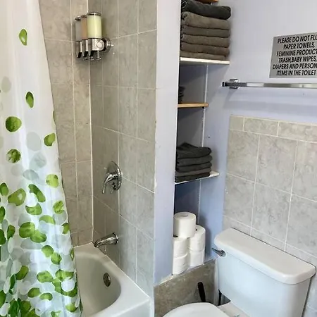 Apartment 3 Bedrooms 1 Bath Apt, 10 Min To Manhattan! *