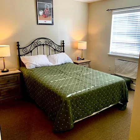 Large 3-bedrooms/2-bath Apt, One Block To Train Homestay *