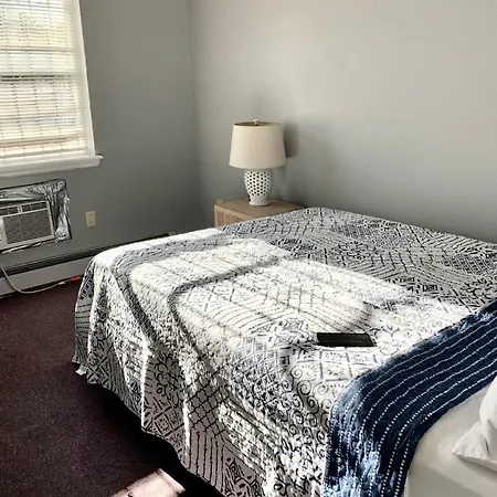 Large 3-bedrooms/2-bath Apt, One Block To Train Homestay *