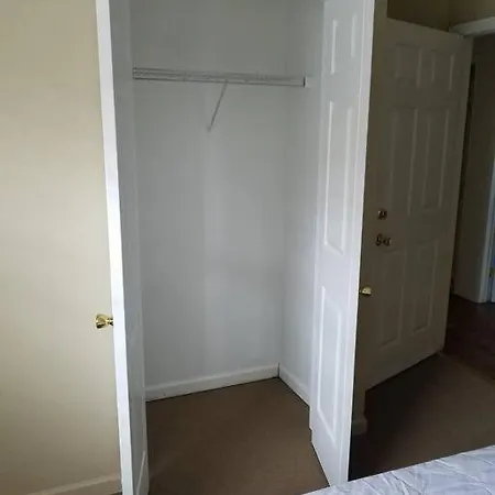 Homestay Large 3-bedrooms/2-bath Apt, One Block To Train New York