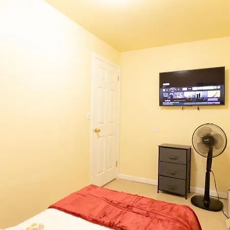 Cozy Shack 1 Bedroom Studio With Sofa And Full Kitchen In Elmhurst Ny New York