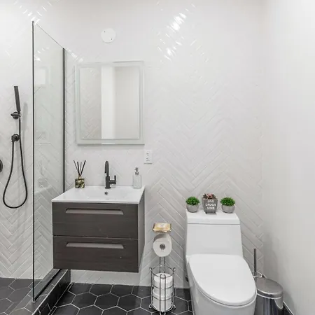 Luxe Studio Apt With Charming Juliet Balcony