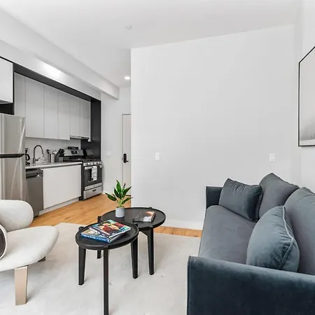 Luxe Studio Apt With Charming Juliet Balcony Holiday home New York