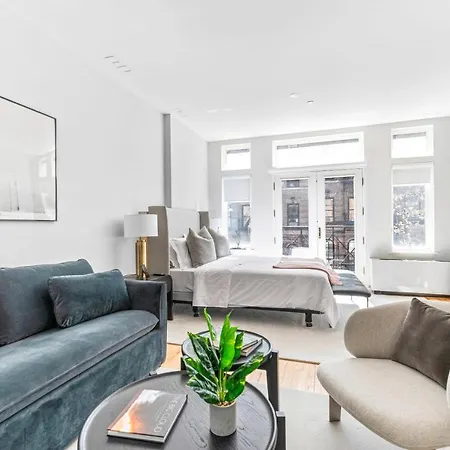 Luxe Studio Apt With Charming Juliet Balcony Holiday home New York