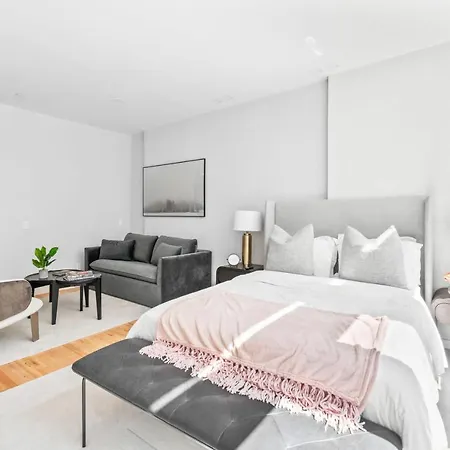 Luxe Studio Apt With Charming Juliet Balcony Holiday home *