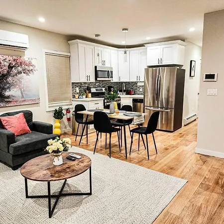 Holiday home A New Splash Of Color In The Heart Of Queens