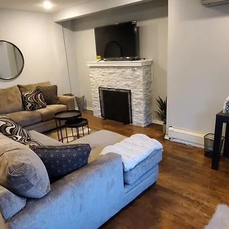 Quiet 3 Bedroom In Private Apartment *