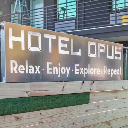 Opus Bronx Near Bay Plaza Mall Hotel 3*