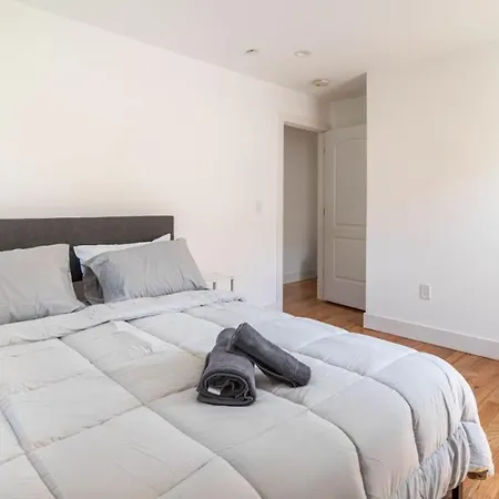 Lovely 3-br In Queens, Near Rockaway Apartment *