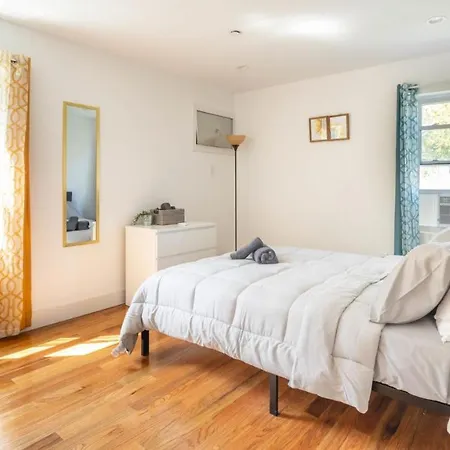 Lovely 3-br In Queens, Near Rockaway Apartment