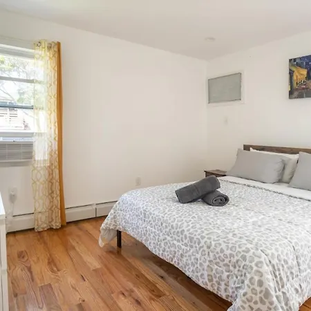 Lovely 3-br In Queens, Near Rockaway *