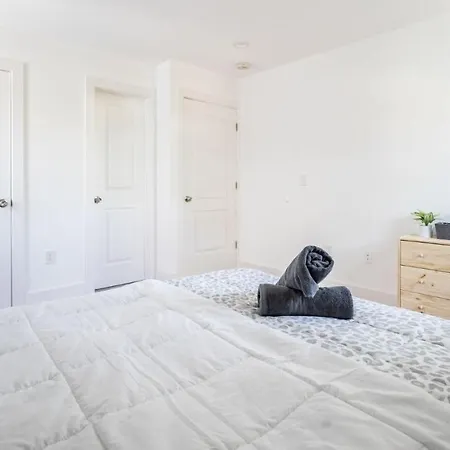 Lovely 3-br In Queens, Near Rockaway