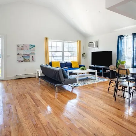 Lovely 3-br In Queens, Near Rockaway Apartment New York