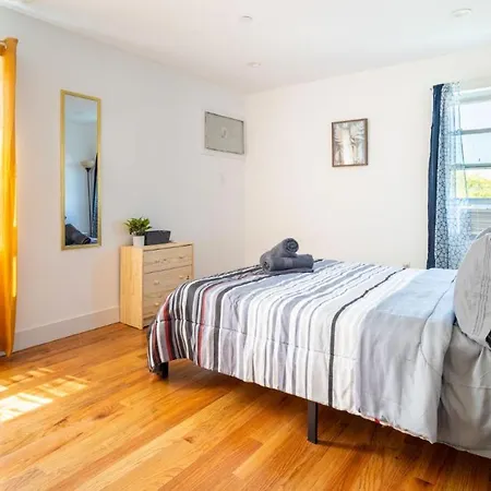 Lovely 3-br In Queens, Near Rockaway Apartment