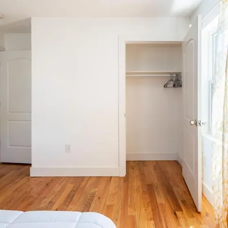 Lovely 3-br In Queens, Near Rockaway *