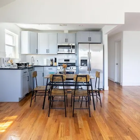 Lovely 3-br In Queens, Near Rockaway Apartment *