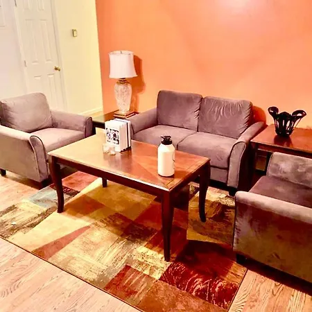 Homestay Large 3-bedrooms/2-bath Apt, One Block To Train New York