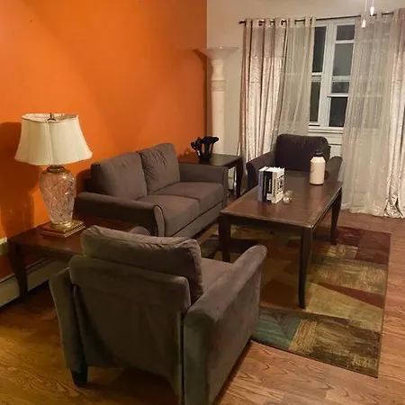 Homestay Large 3-bedrooms/2-bath Apt, One Block To Train *
