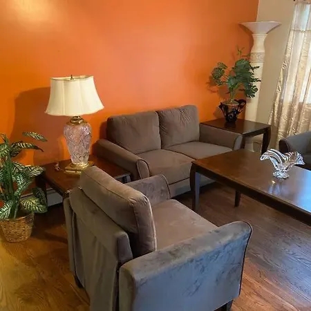 Large 3-bedrooms/2-bath Apt, One Block To Train Homestay *