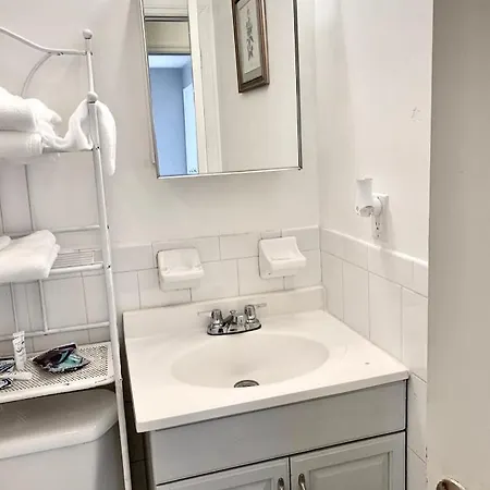 Homestay Large 3-bedrooms/2-bath Apt, One Block To Train New York