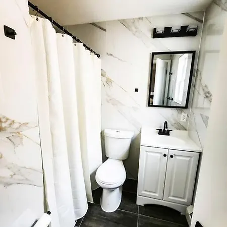 A New Splash Of Color In The Heart Of Queens Holiday home *