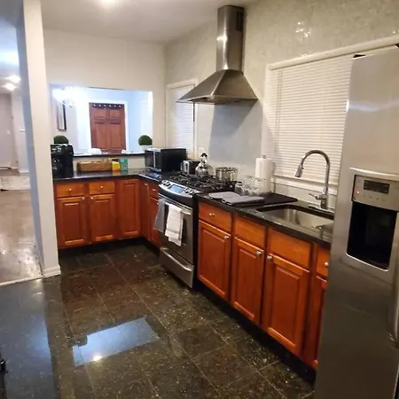 Quiet 3 Bedroom In Private Apartment *