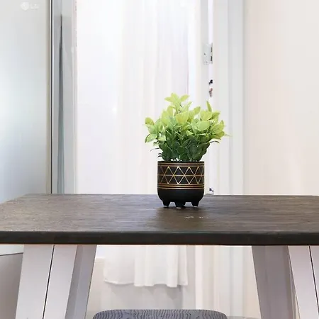 Apartment 24-17 Renovated Prime Location Wd *