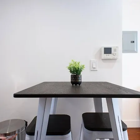 24-17 Renovated Prime Location Wd Apartment