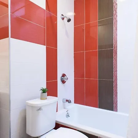 24-17 Renovated Prime Location Wd Apartment