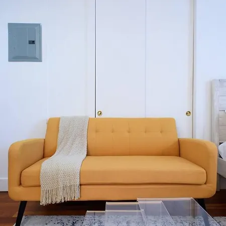 24-17 Renovated Prime Location Wd Apartment *