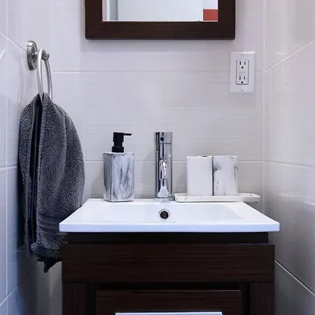 24-17 Renovated Prime Location Wd Apartment *