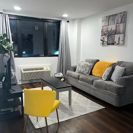Cozy 1 Bedroom With Outdoor Patio Space * New York