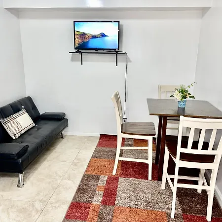 2 Bedrooms Lr Kit Bath And Backyard 2 Stops To Manhattan * New York