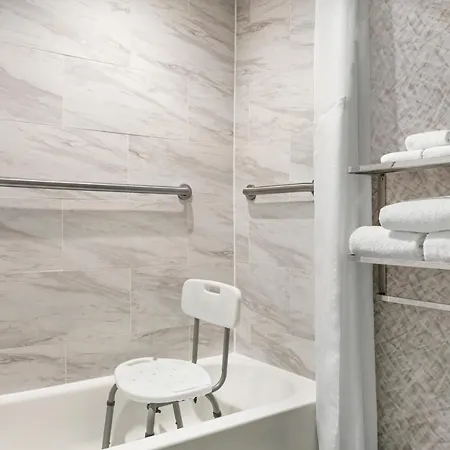 Lic - Laguardia West, An Ihg New York