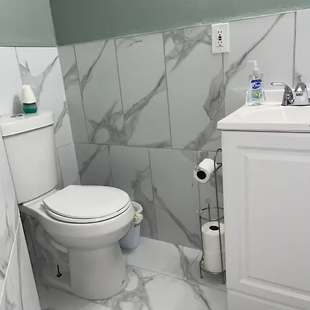 3 Bedroom In Queens, Holiday home