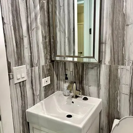 Cozy In Bronx With Good Bedrooms Hotel
