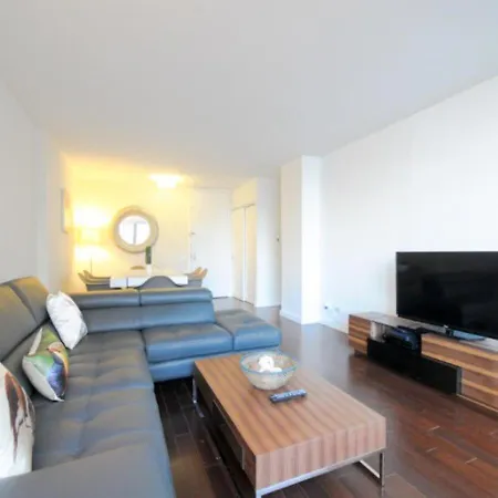 Two Bd At Midtown East Apartment *