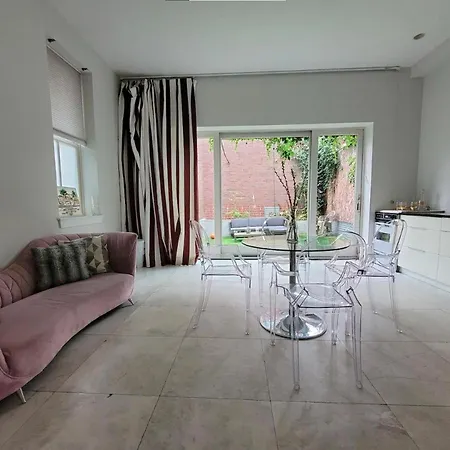 Luxurious With Backyard And Jacuzzi Guest house