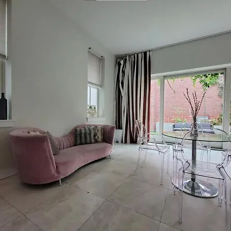 Luxurious With Backyard And Jacuzzi Guest house *