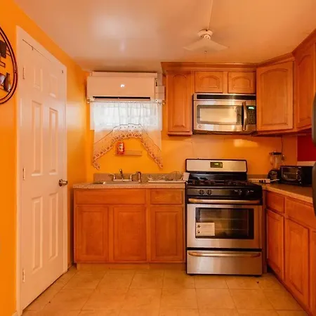 Large Apt, One Block To Train Apartment *