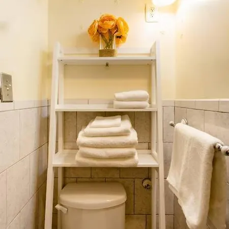 Large Apt, One Block To Train New York